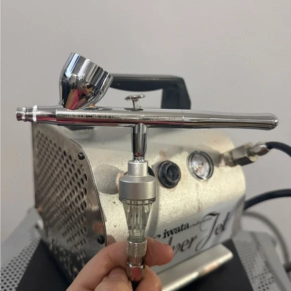 Iwata Silver Jet Airbrush Compressor + Iwata Airbrush Gun - Picture 3 of 7